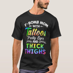 Retro-Mama der Bombe mit Tattoos, Hübsche Augen un T-Shirt