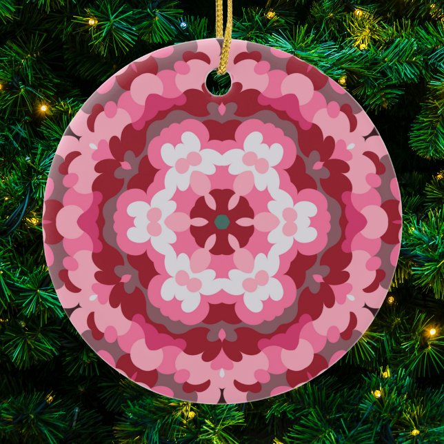 Retro Mandala Rosa und Weiß Keramik Ornament (Pink Red and White Retro Mandala Ornament by Wormhole Orbital)