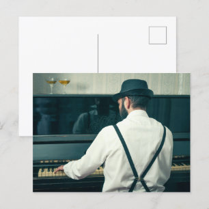 Retro-Mann spielt Klavier und raucht Postkarte