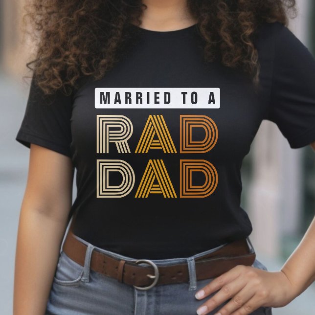 Retro Married to a Rad Dad Wife Father's Day T-Shirt (Retro Married to a Rad Dad Wife Father's Day T-Shirt)