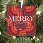 Retro Maximalist Geometric Red Christmas Foto Ornament Aus Metall<br><div class="desc">Dieses Retro,  maximalistisch,  kitsch und modern "Frohe Weihnachten" Weihnachtsgeschmack Foto mit einem roten Hintergrund mit geometrischen Mustern.Die Rückseite zeigt Ihr Foto. Perfektes Geschenk für die Urlaubssaison! Personalisieren Sie es für Ihre Bedürfnisse. In meinem Geschäft finden Sie passende Produkte.</div>