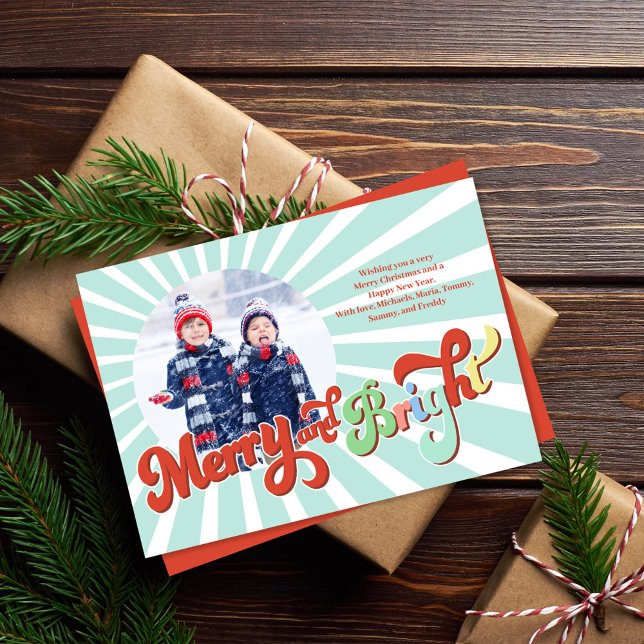 Retro Merry und Bright Foto Weihnachten (Merry and Bright Christmas holiday photo card.)
