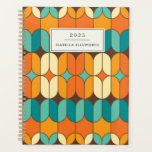 Retro Mid Century Mod Orange Personalisiert 2025 Planer<br><div class="desc">Mit diesem Retro Mid Century Modern Pattern Personalisierten Planer, der ein kühnes orangefarbenes und blaues Design bietet, treten Sie ein in den Stil! Inspiriert durch klassische Ästhetik der Mitte des Jahrhunderts, verbindet dieser Planer elegante geometrische Formen und lebendige Farbtöne für einen zeitlosen, aber trendigen Look. Ideal, um mit einer Touch...</div>