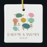 Retro Mid Century Modern Custom Wedding Foto Keramikornament<br><div class="desc">Feiern Sie eine besondere Hochzeit mit diesem eleganten, zeitgenössischen Sake-Ornament aus der Mitte des Jahrhunderts mit abstrakten Retroformen in sanften Pastelltönen mit Goldakzenten. Die Vorderseite zeigt die Namen des Paares und das Hochzeitsdatum in einem schicken, raffinierten Schriftart, während die Rückseite kann mit einem wertvollen Foto personalisiert werden. Ein perfektes Urlaubsgeschenk...</div>