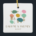 Retro Mid Century Modern Custom Wedding Foto Keramikornament<br><div class="desc">Feiern Sie eine besondere Hochzeit mit diesem eleganten, zeitgenössischen Sake-Ornament aus der Mitte des Jahrhunderts mit abstrakten Retroformen in sanften Pastelltönen mit Goldakzenten. Die Vorderseite zeigt die Namen des Paares und das Hochzeitsdatum in einem schicken, raffinierten Schriftart, während die Rückseite kann mit einem wertvollen Foto personalisiert werden. Ein perfektes Urlaubsgeschenk...</div>