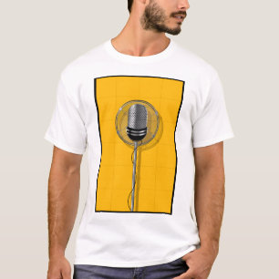 Retro-Mikrofon auf kräftigem Gelb T-Shirt