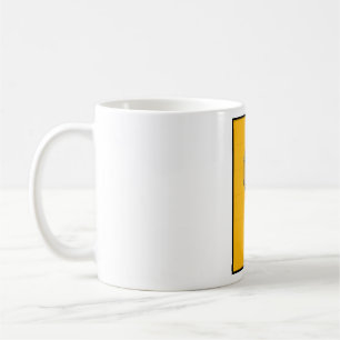 Retro Mikrophon auf kräftigem Gelb Kaffeetasse