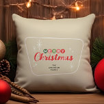 Retro Mitte des Jahrhunderts Moderne frohe Weihnac Kissen<br><div class="desc">Fügen Sie Ihrer Zuhause eine Touch Retro-Charme mit diesem festlichen Weihnachtskissen hinzu! Dieses moderne Design zeigt den Text "Frohe Weihnachten" in Vintag inspiriert Typografie. Der Hintergrund ist hell und wird durch Sternexplosionen im Stil der 50er Jahre,  Schneeflocken,  betont.</div>