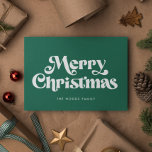 Retro Mitte Jahrhundert Grün frohe Weihnachten<br><div class="desc">Frohe Weihnachtskarte: Klassisches Retro-Design,  mit einer modernen Typografie aus der Mitte des Jahrhunderts und einem klassischen grünen Hintergrund.</div>
