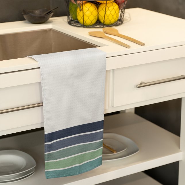 Retro/Mod Blau und Grün "Surfboard" gestrichen Geschirrtuch (The blue, green, and aqua stripes add some fresh retro style to any kitchen.)