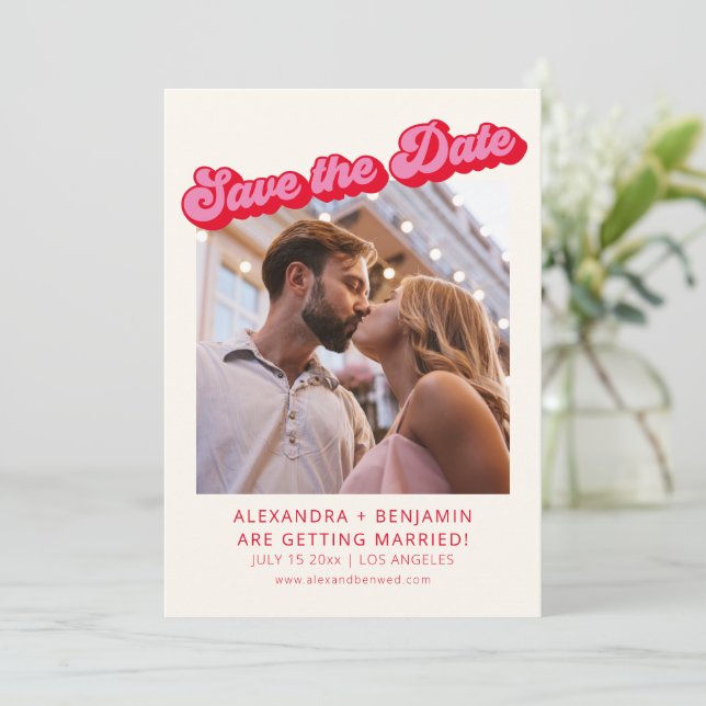 Retro Modern Groovy Fett Rosa Rot 2 Foto Save The Date (Stehend Vorderseite)