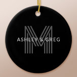Retro Modern Name/s Editable Monogramm Schwarz & G Keramik Ornament<br><div class="desc">Stilvoll anpassbares Retro-modernes Monogramm, bearbeiten, wie Sie wollen!</div>