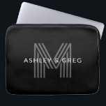 Retro Modern Name/s Editable Monogramm Schwarz & G Laptopschutzhülle<br><div class="desc">Stilvoll anpassbares Retro-modernes Monogramm,  bearbeiten,  wie Sie wollen!</div>
