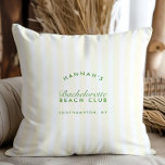 Retro Modernes Vintages Grün & Gelb Bachelorette Kissen<br><div class="desc">Fügen Sie Ihrem Bachelorette-Fest eine Touch Retro-Charme hinzu, mit dem individuell anpassbaren Retro Modern Vintag Green & Yellow Bachelorette Kissen. Der gesamte Text dieser Vorlage ist editierbar, sodass Sie ihn an den einzigartigen Stil und das Thema Ihrer Feier anpassen können. Das Hotel wurde als Ergänzung zur Kollektion "Retro Modern Yellow...</div>