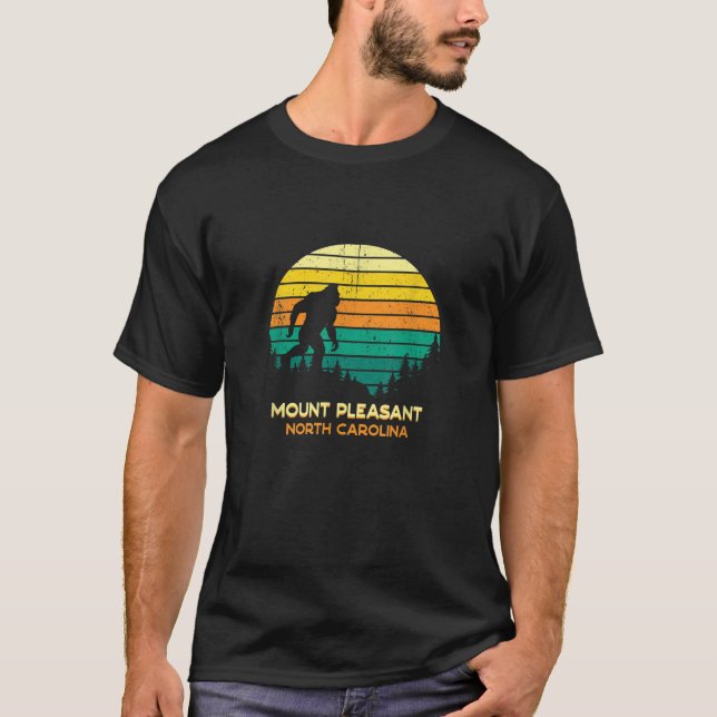 Retro Monte Pleasant North Carolina Bigfoot T-Shirt (Vorderseite)