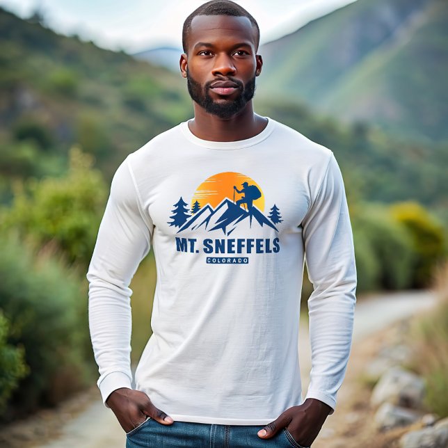 Retro Mount Sneffels Wandern T - Shirt (Von Creator hochgeladen)
