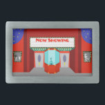 Retro Movie Theater Gürtelschnalle<br><div class="desc">Die Sterne sind auf diesem Retro-Kinotheater "Belt Buckle" voll in Kraft - sowohl die Sterne am Nachthimmel als auch die Sterne auf dem silbernen Bildschirm. Dieses minimalistische Kunstdesign im Stil der 60er Jahre besticht durch die Fassade eines klassischen Kinos aus dem Goldenen Zeitalter des Kinos. Das rote Gebäude hat ein...</div>