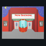 Retro Movie Theater Notepad Notizblock<br><div class="desc">Die Sterne sind auf diesem Retro Movie Theater Notepad voll in Kraft - sowohl die Sterne am Nachthimmel als auch die Sterne auf dem silbernen Bildschirm. Dieses minimalistische Kunstdesign im Stil der 60er Jahre besticht durch die Fassade eines klassischen Kinos aus dem Goldenen Zeitalter des Kinos. Das rote Gebäude hat...</div>