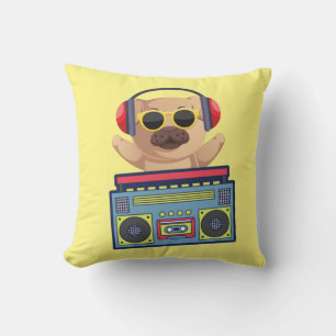 RETRO MUSIKALISCHER MOPSHUND UND KASSETTENSPIELER KISSEN