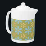 Retro-Muster für Abstrakte Blüten und Gelbe Blumen<br><div class="desc">Niedlich als Knopfdruck fällt einem ein, wenn man dieses süße Retro-abstrakte Blau- und Gelbblüten auf einem grünen Hintergrund betrachtet, das sich wiederholt. Oh, so süß und super lieblich auch. Dieses abstrakte Blumenmuster übersetzt sich perfekt in Mode und Wohngestaltung. Das perfekte Geschenk für jeden Liebhaber der 60er Jahre in Ihrem Leben,...</div>