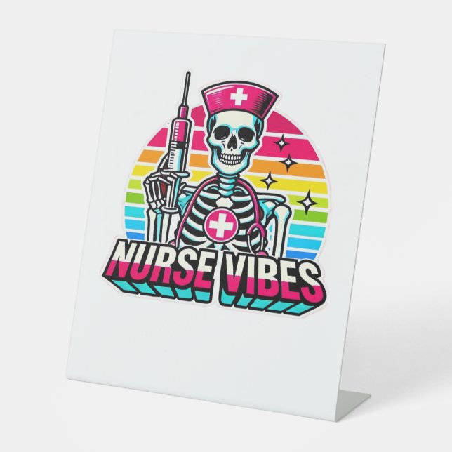 Retro Neon Skeleton Nurse - Funny Spooky Medical D Sockelschild (Vorderseite)
