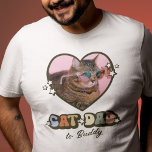 Retro Niedlich Cat Vater Herzstück Foto T-Shirt<br><div class="desc">Lass dein Kätzchen zeigen dir Liebe heute Väter Tag mit diesem Coolen Retro Cat Vater T - Shirt! Dieser stilvolle T - Shirt mit einem Foto des Pelzbabys in Form eines Liebe-Herzens, groovy, weiße Sterne inspiriert und mit dem Vintagen Text "Cat Vater" "Kat" (Kat-60er), ist personalisiert mit dem Namen Ihres...</div>