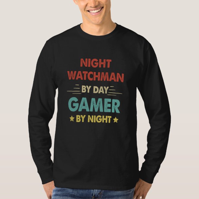 Retro Night Watchman By Day Gamer By Night T-Shirt (Vorderseite)