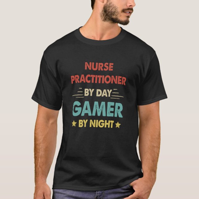 Retro Nurse Practitioner bei Day Gamer bei Nacht T-Shirt (Vorderseite)