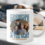 Retro Opa ist die Ziegenriesen-Foto-Tasse Jumbo-Tasse<br><div class="desc">Retro Ziege Tasse für Opa mit individuellem Foto. Ihr Foto wird in einer scharfen Randprägung dargestellt und mit "Großpa ist die Ziege" gerahmt, in Retrotypografie geschrieben und mit Liebe verziert. Personalisieren Sie Ihre persönlichen Daten mit den Namen des Enkelkindes oder Enkelkinder oder mit dem Text, den Sie möchten. Verwenden Sie...</div>