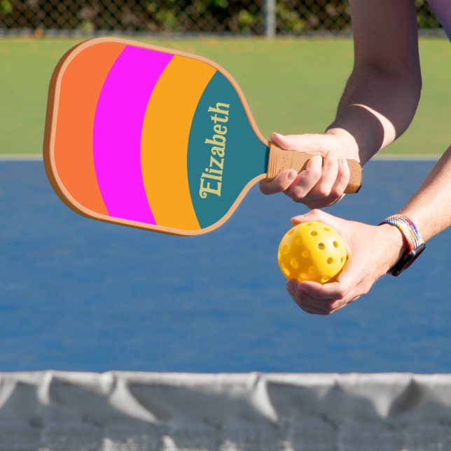 Retro Orange Blue und Magenta mit Namen Pickleball Schläger (InSitu)