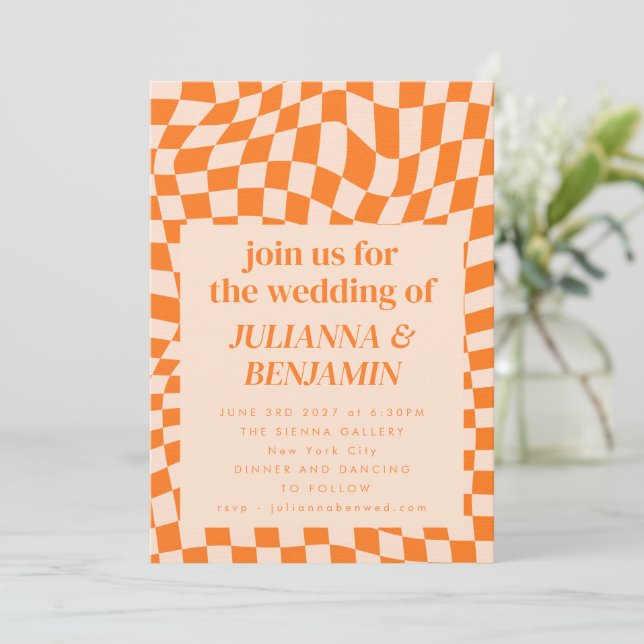 Retro Orange Checkerboard Hochzeit in einem Einladung (Stehend Vorderseite)