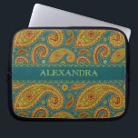 Retro Paisley Pattern Worm Tones Monogram Laptopschutzhülle<br><div class="desc">Wurmtöne Retro-Paisley-Muster auf blau-grünem Hintergrund. Anpassbare und optionale Monogramm. Verfügbar auf anderen Produkten.</div>