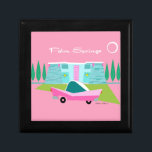 Retro Palm Springs Holzschmuck Keepake Box Erinnerungskiste<br><div class="desc">Zwischen dem rosa Hintergrund, der türkisfarbenen Mitte des Jahrhunderts modernen Zuhause, und dem klassischen 1950er-Jahre-Auto, könnte dieses Design nicht mehr Palm Springs sein, wenn es es in den Wolken sagte. Oh, warte, es sagt es in den Wolken! Der blaue und aquamarine Stein des Hauses wird durch die sputnik-Leuchten, die die...</div>