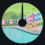 Retro Palm Springs Hotel Tree Skirt Polyester Weihnachtsbaumdecke<br><div class="desc">Dieser Retro Palm Springs Hotel Weihnachtsbaumrock ist so fabelhaft wie kitschig. Die helle, gräulich helle Regenbogenfassade wird von den limiengrünen Bergen und den spektakulär ikonischen Palmen überragt. Es gibt ein Party am Schwimmbecken mit Bade-Schönheiten und Muskelmännern, die Vitamin D aufsaugen, während sie die synchronisierten Schwimmer beobachten. Es scheint, dass nur...</div>