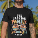 Retro Palmen Sonnenbrille Groovy Familienurlaub T-Shirt<br><div class="desc">Machen Sie sich mit diesem individuell gestaltbaren Familienurlaub-T - Shirt fit! Genießen Sie die sonnendurchfluteten Bars mit einer lebhaften Sonnenbrillenillustrierung, begleitet von schimmernden Palmen. Der Titel "Familienurlaub" Pop in einem bunten Retro-Schriftart, die eine Touch Nostalgie zu Ihrem Aufenthalt. Personalisieren Sie es mit Ihrem Familiennamen und dem aktuellen Jahr für einen...</div>
