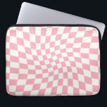 Retro Pastel Baby Pink Karos verschleiert Karton Laptopschutzhülle<br><div class="desc">Perfektes verschleiertes Design mit Schachbrettmuster. Moderne zerklüftete Schachbretter. Dieses schöne Retro psychedelische Design bringt Sie ins Wunderland. Verwarfte Karos in Pastellfarben. wirbelnd und wirbelnd,  Drehung-Karo,  karierte Muster</div>