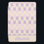Retro Pastel Geometric Pink Lila Personalisiert iPad Pro Cover<br><div class="desc">Dieses stilvolle iPad Gehäuse mit einem modernen Retro-Muster in Pastellrosa und Lilie,  personalisiert mit Ihrem Namen. Tolle Geschenkidee!</div>