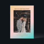 Retro Pastel Gradient Merry Verheiratet Wedding Fo Feiertagskarte<br><div class="desc">Retro Summer Beach Vibes Pastels Gradient Einzigartige Hochzeitkarte mit Verheiratetem Foto</div>