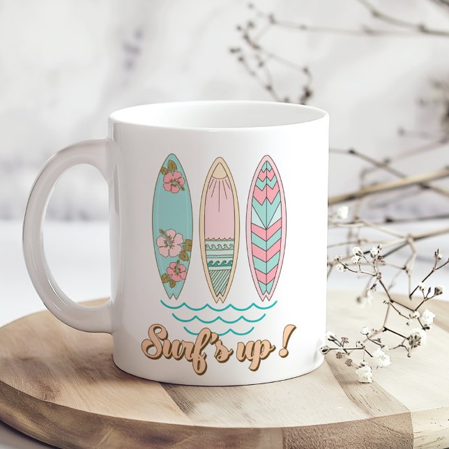 Retro Pastel Surfboards Kaffeetasse (Retro Pastel Surfboards Coffee Mug on a sunny boho wooden kitchen table with tiny white flowers)