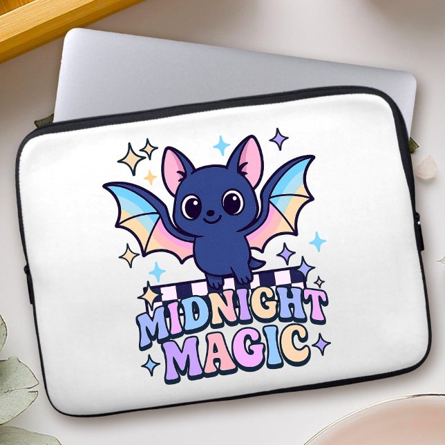 Retro Pastelcore Niedliches Halloween-Bat & Checke Laptopschutzhülle (The midnight magic kawaii bat design shines with retro pastel charm.)
