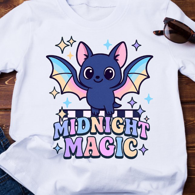 Retro Pastelcore Niedliches Halloween-Bat & Checke T-Shirt (The midnight magic kawaii bat design shines with retro pastel charm.)