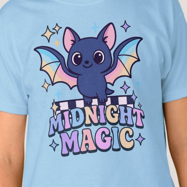 Retro Pastelcore Niedliches Halloween-Bat & Checke T-Shirt (The midnight magic kawaii bat design shines with retro pastel charm.)