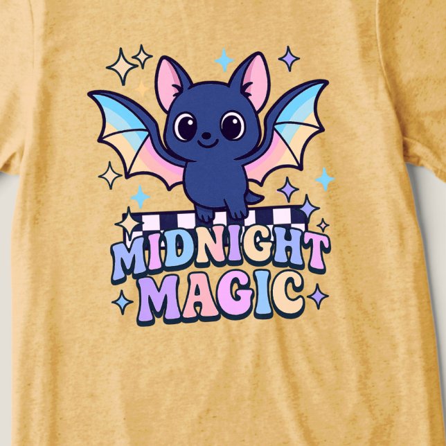 Retro Pastelcore Niedliches Halloween-Bat & Checke Tri-Blend Shirt (The midnight magic kawaii bat design shines with retro pastel charm.)