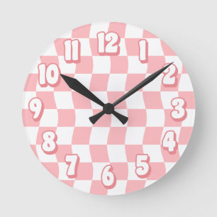 Retro Pastell Pink White Wavy Checkerboard Runde Wanduhr