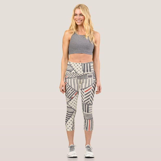 Retro-Patchwork: Abstraktes geometrisches Design Capri Leggings (Vorderseite)