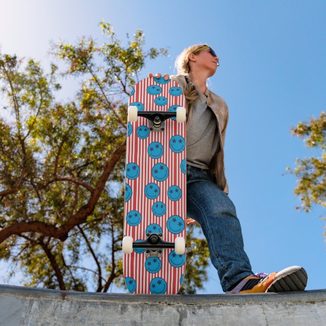 Retro Patriot Smiley Gesicht Skateboard (Außen 1)