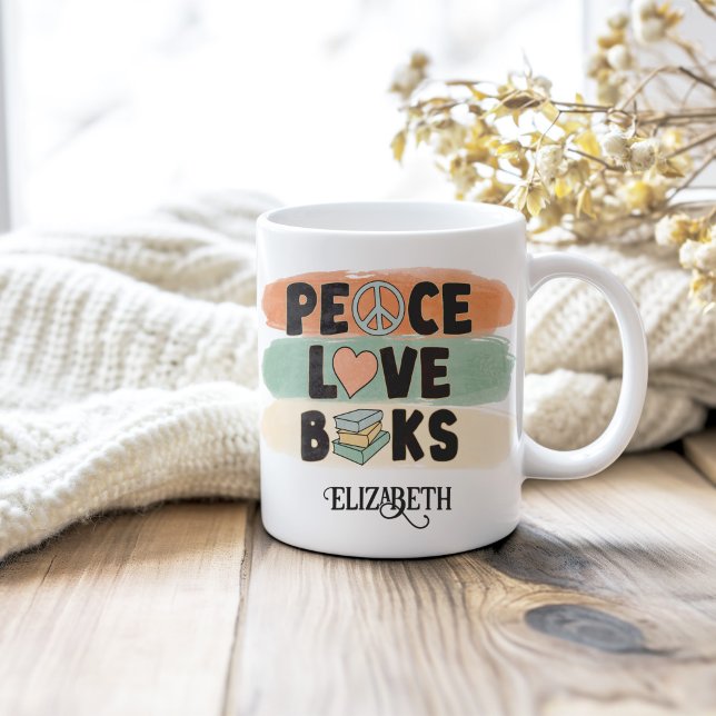 Retro Peace LIEBE Books Individuelle Name Kaffeetasse (Retro Peace LOVE Books Custom Name Coffee Mug on a neutral cozy wooden table.)