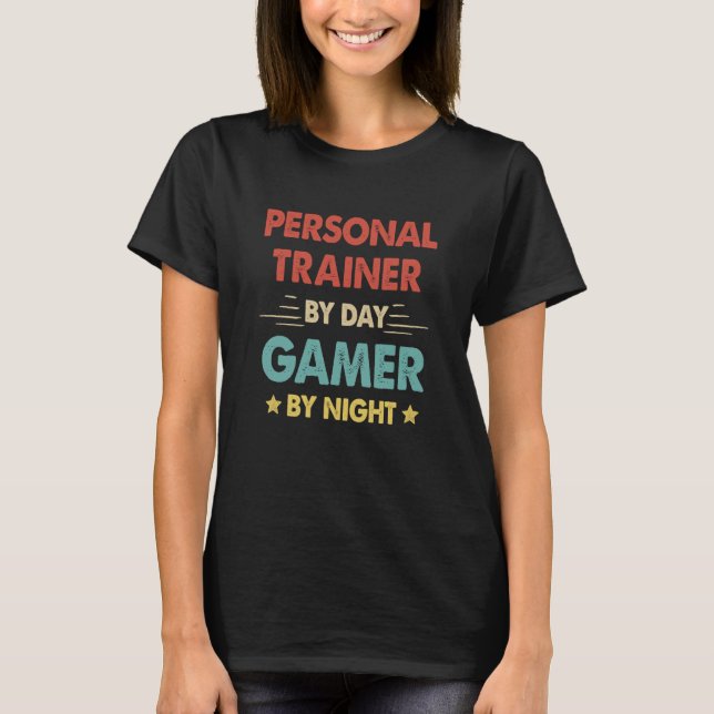 Retro Personal Trainer by Day Gamer by Night T-Shirt (Vorderseite)