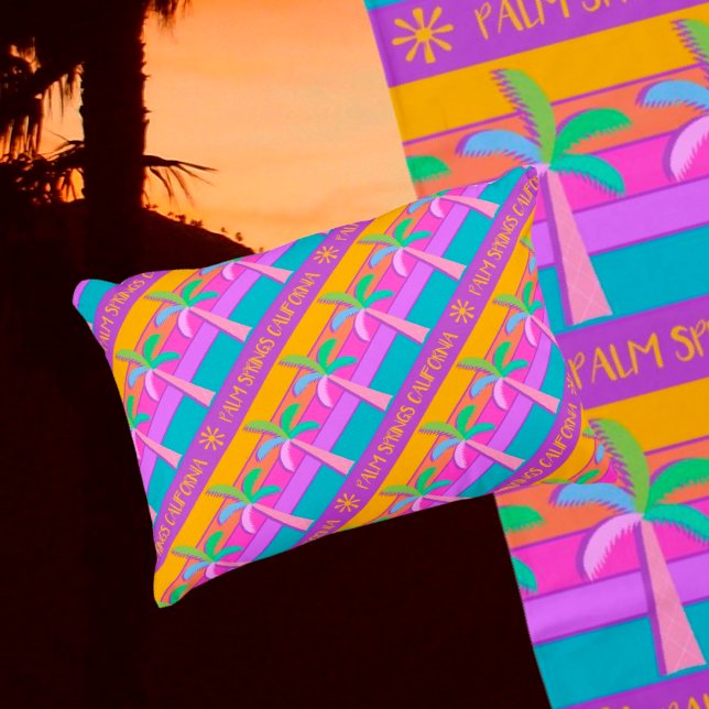Retro Personalisierte tropische Palmen Dekokissen (Perfect accent pillow with the pool towel on the chaise lounge)
