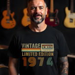 Retro Personalisiertes Vintages Jahr - Limited Edi T-Shirt<br><div class="desc">Retro Personalisierter T - Shirt Vintages Jahr - Limited Edition Throwback - Treten Sie mit diesem Retro-inspiriert T - Shirt "Vintag Limited Edition" in die Vergangenheit zurück, komplett mit einem kühlen, nostalgischen Design mit Kassettenband und großartigen Schriftart direkt aus der Gen X-Zeit. Das Beste? Sie können das Jahr so anpassen,...</div>